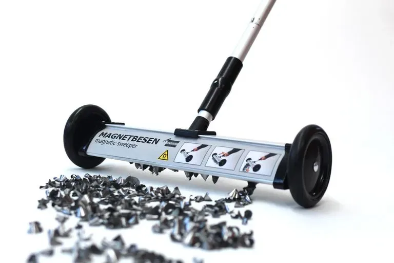 Magnetbesen sammelt Späne vom Boden